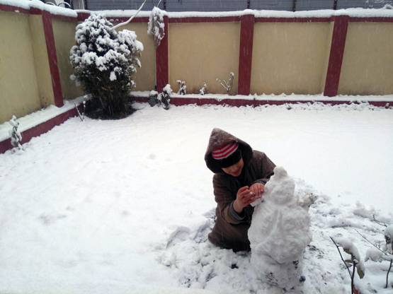 Heavy snowfall in Himachal, tourists stranded in Manali