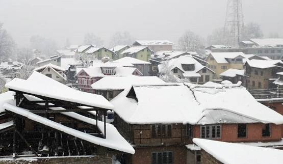 Heavy snowfall in Himachal, tourists stranded in Manali
