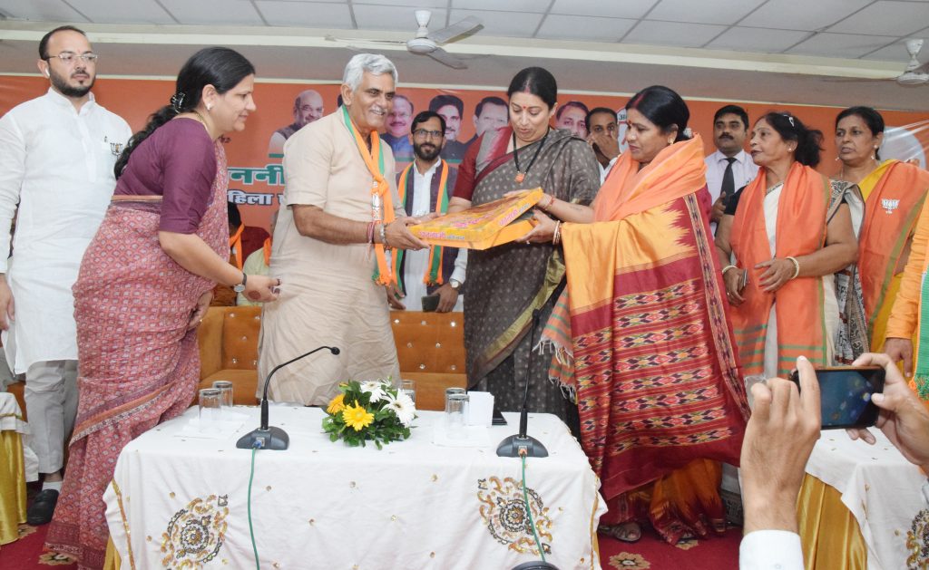 #स्मृति ईरानी : #कांग्रेस को कभी भी उस बूढ़ी मां की खांसी नहीं दिखाई दी