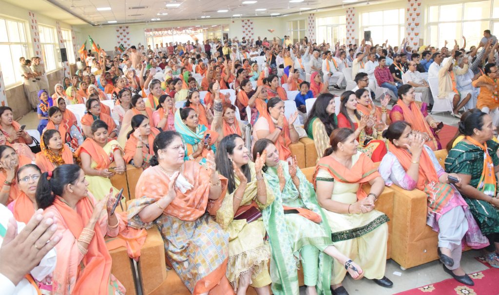 #स्मृति ईरानी : #कांग्रेस को कभी भी उस बूढ़ी मां की खांसी नहीं दिखाई दी