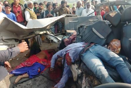  #Kanpurnews: Vans and roadways bus collide, 3 killed