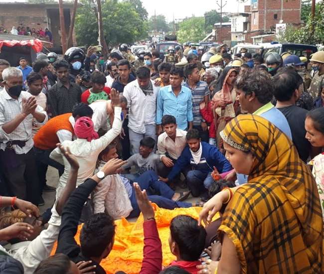  KANPURNEWS: Uproar after laying dead body on road, CM orders, Industrial Development Minister Satish Mahana reached