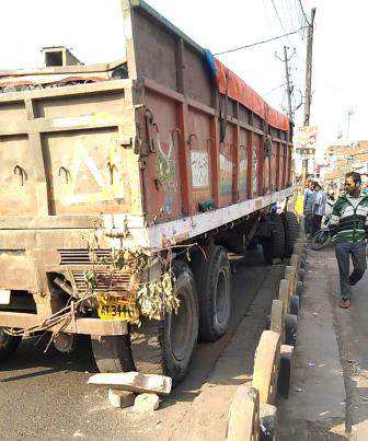 SONBHADRA: Uncontrollable highway collides with several vehicles