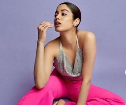 #JanhviKapoor's bold photo in backless dress went viral