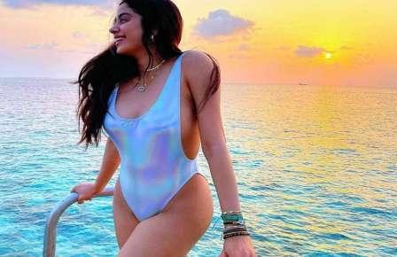 Jahnavi Kapoor shared bold photos in swimsuit