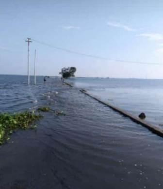 Barracking on Gorakhpur Badhalganj NH, water came on the bridge