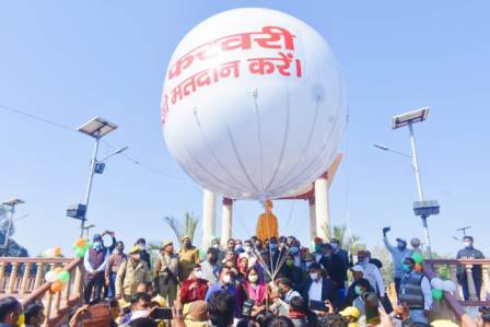 #KANPUR : DM told the voters by blowing the balloon, vote by coming out of the house
