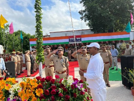 Police Commissioner BP Jogdand hoisted the flag, many policemen honored