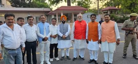 Traders met CM Yogi Adityanath in Lucknow, said – we are ruined