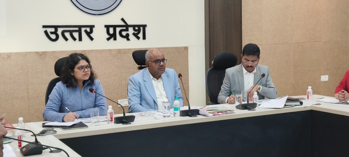 Kanpur Big News : बैठक में बगल में बैठे CMO से डीएम ने किया स्पष्टीकरण तलब, स्वास्थ्य केंद्रों पर समय से एब डॉमिनार टेबल न भेजे जाने पर काफी नाराज