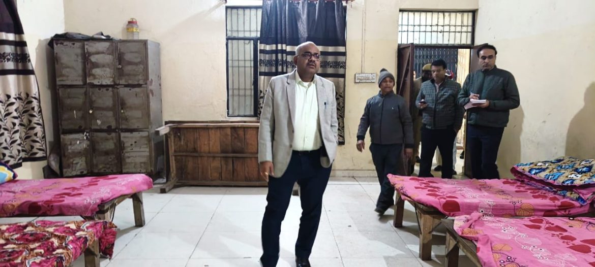 Kanpur News : रैन बसेरे के औचक निरीक्षण में कंबल-रजाई न मिलने पर भड़के डीएम, 24 घंटे का अल्टीमेटम