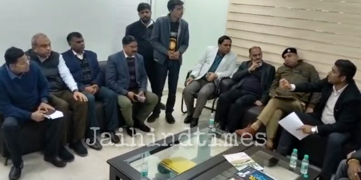 Kanpur Big News : KIT में आक्रोशित छात्रों का जमकर हंगामा, तोड़फोड़,  कॉलेज के निदेशक से धक्कामुक्की