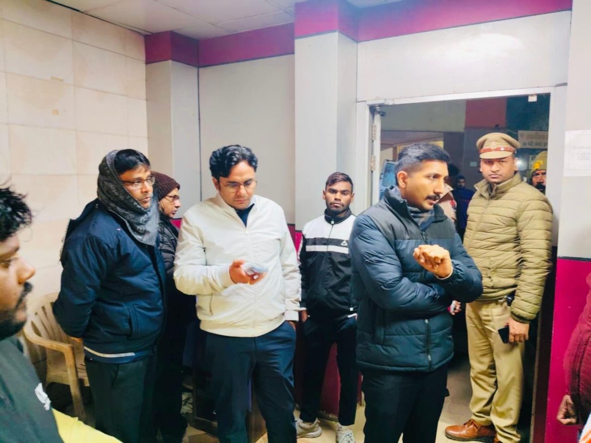 Lucknow News : सर्द रात में डीएम विशाख जी ने कंबल वितरण और रैन बसेरों का किया निरीक्षण