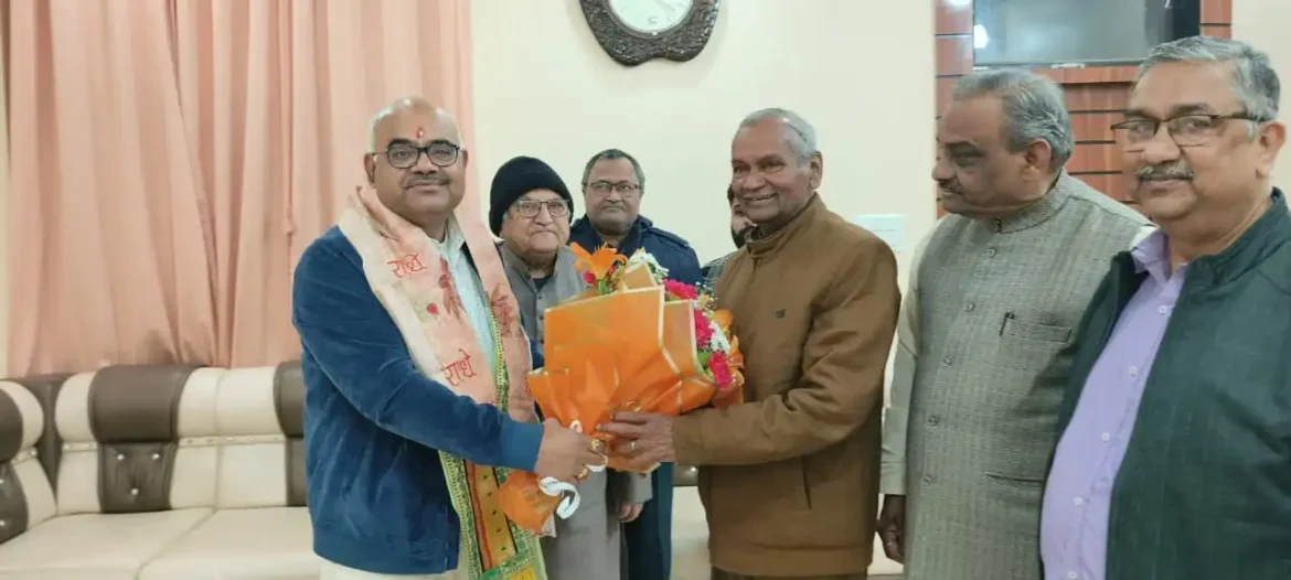World Hindi Day : साहित्य के ‘अमिय’ और ‘राम’ से मिले KANPUR डीएम, बोले-मोबाइल की दुनिया से निकल किताबें पढ़ें छात्र