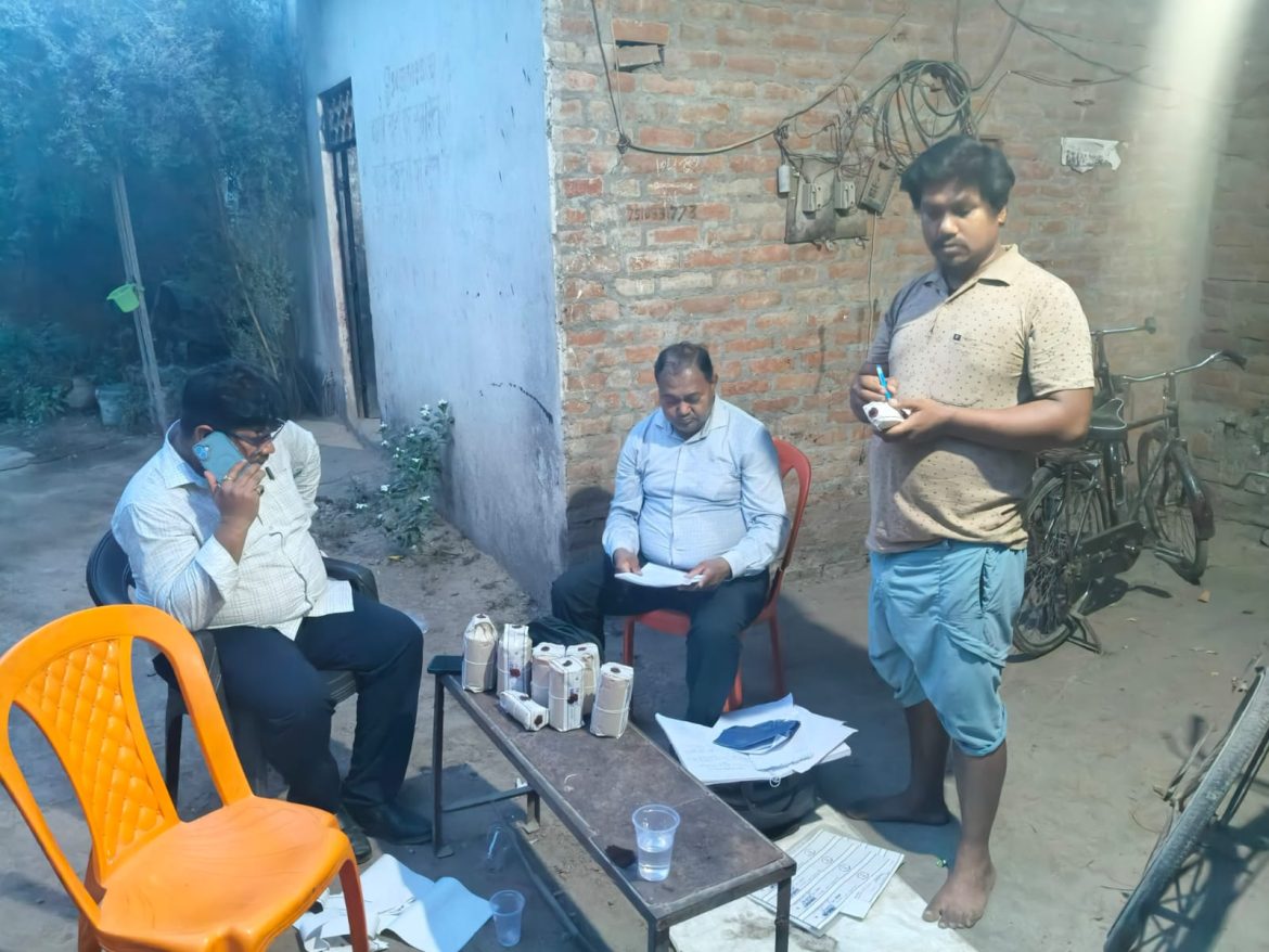 Kanpur News :  खाद्य सुरक्षा विभाग का छापा,  गंदगी में बनते मिली मोमोज व चटनी, कारखाना बंद