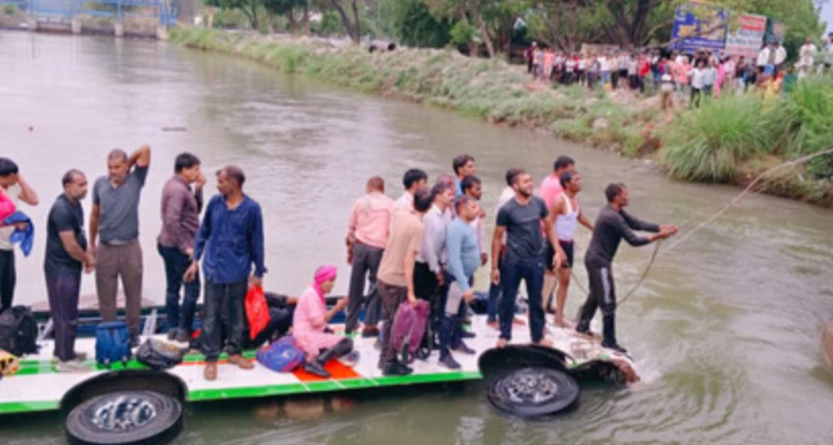 Kanpur Accident News :  नहर में गिरी कर्मचारियों से भरी बस, पुलिस ने  21 लोगों को रेस्क्यू किया