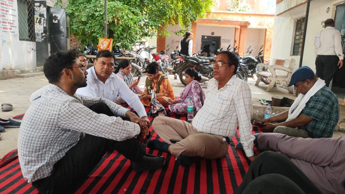 KANPUR  SADAR TEHSIL NEWS : लेखपाल मांगों पर अडे, एसडीएम ने जारी कर दी नोटिस-बंद करो हडताल…