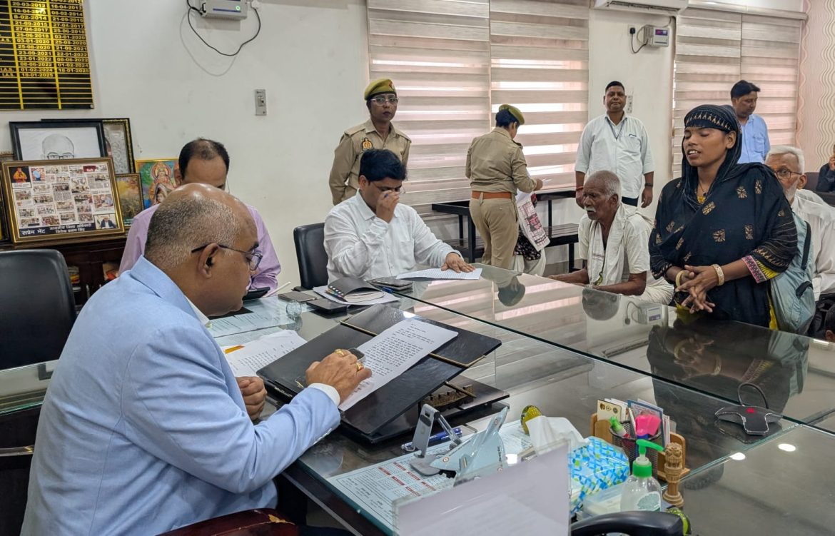 Kanpur News : सीढ़ियों की जंग जीती, दिव्यांग गीता को मिला ग्राउंड फ्लोर का आवास