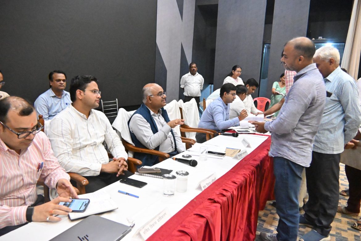 KANPUR NEWS : 10 साल से अभिलेख दुरुस्त कराने को दौड़ रहे प्रेमप्रकाश को समाधान दिवस में मिली संशोधित खतौनी