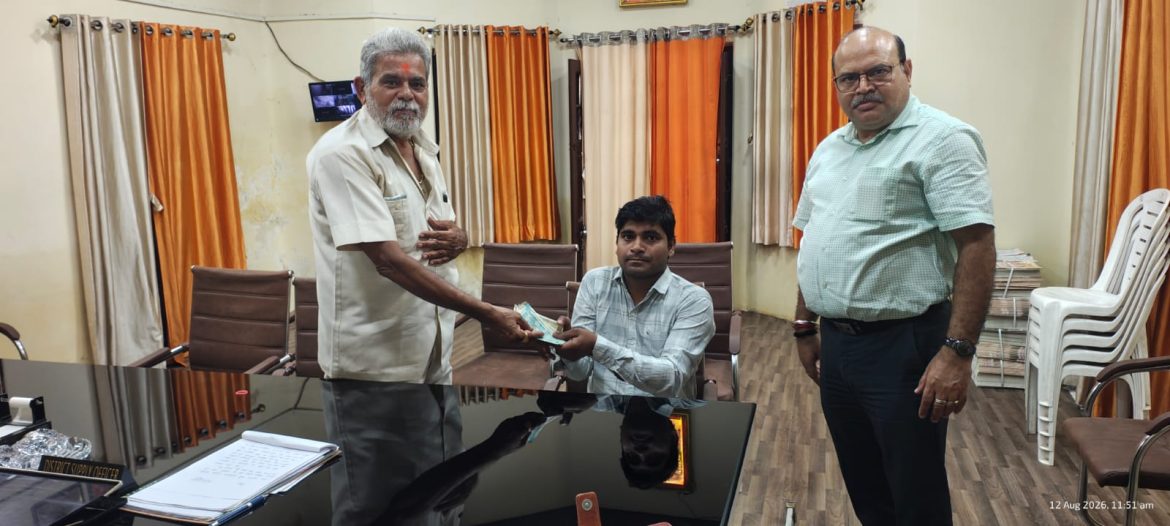 KANPUR NEWS : जनता दर्शन में पहुंचा दिव्यांग युवक , डीएम की पहल पर मिला तीन माह का बकाया वेतन