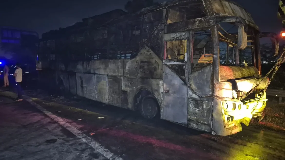 BIG BREAKING NEWS: Private AC sleeper bus catches fire on Yamuna Expressway in Noida, UP; 9 burnt alive.
