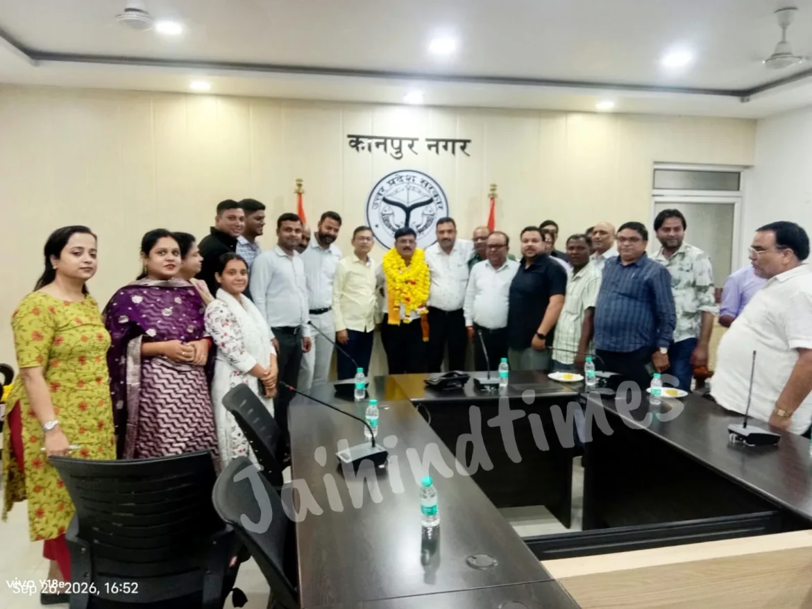 KANPUR NEWS : कलेक्ट्रेट कर्मचारी संघ के कानपुर मण्डल अध्यक्ष अखिलेश कुमार द्विवेदी का कलेक्ट्रेट में हुआ सम्मान